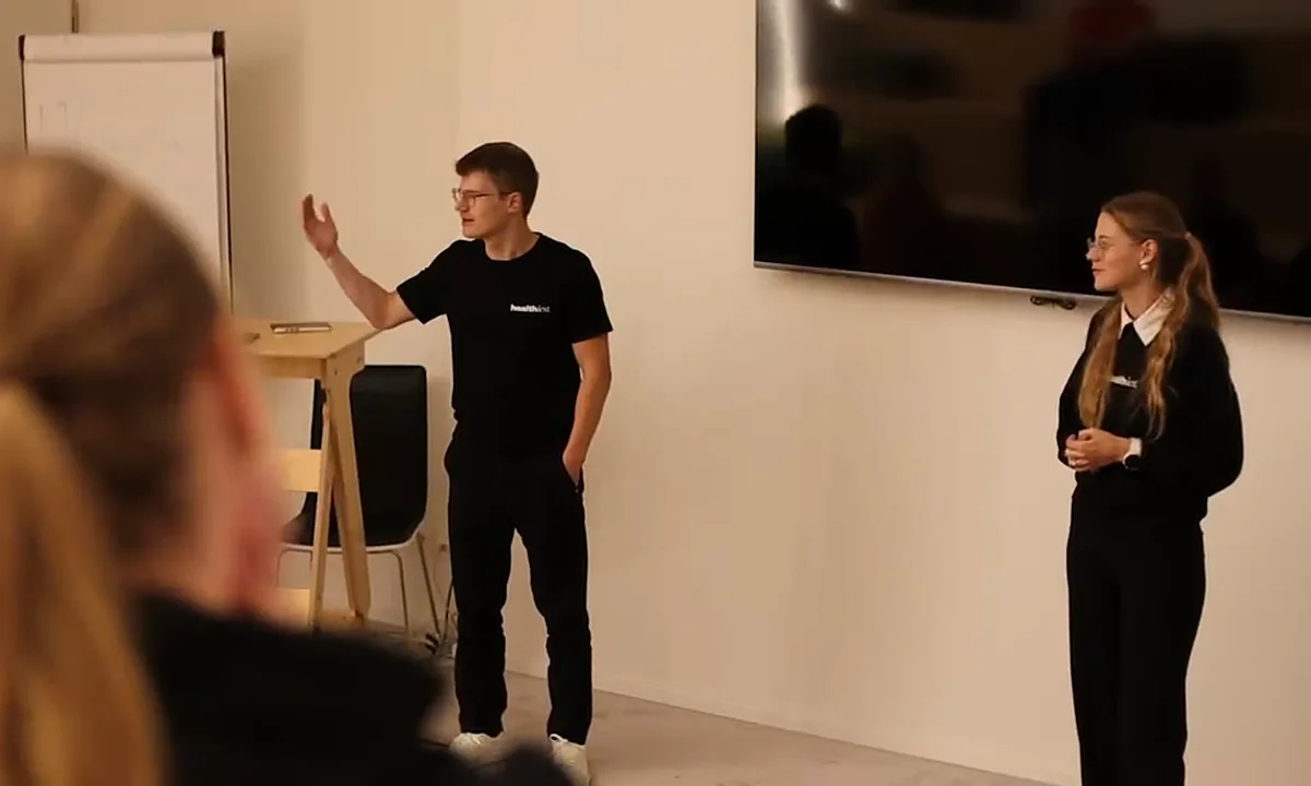 Frederik en Beata geven een Mastermind voor een groep deelnemers